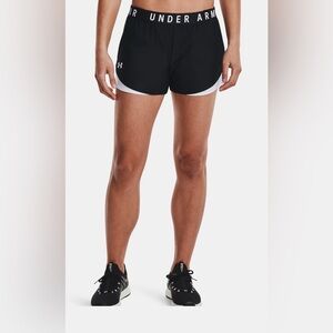 Black and white under Armour shorts with pockets loose fit